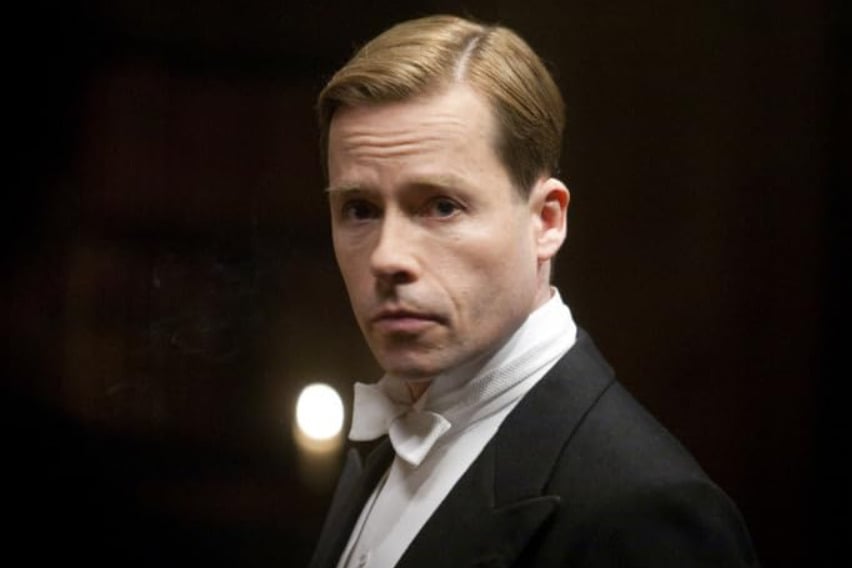 Uma característica marcante de Pearce é manter uma visão precavida em relação ao estrelato. Sua relação com Hollywood sempre teve doses de ceticismo. “Se as pessoas estão gritando e tentando arrancar minha camisa porque tenho olhos azuis, então isso é simplesmente ridículo”, declarou em uma entrevista recente ao “The New York Times”.
