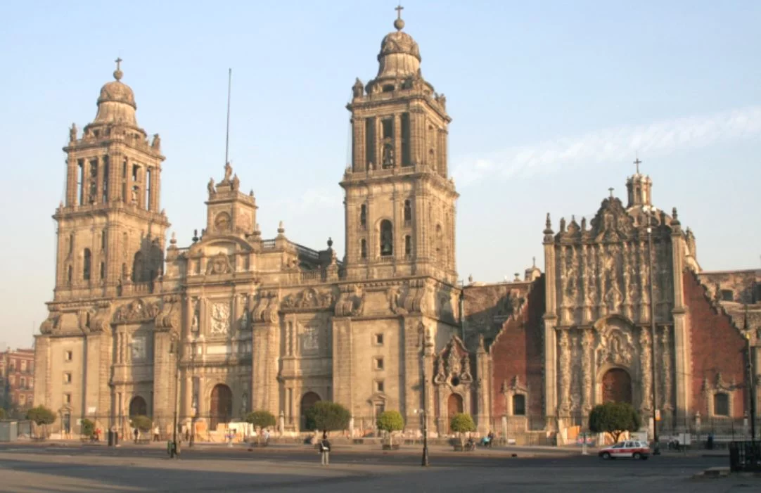O México é o pais mais visitado por turistas na América Latina. Um dos atrativos é seu histórico-cultural, com várias cidades que atraem pessoas do mundo inteiro, a começar pela capital. Na foto, a bela catedral da Cidade do México. 