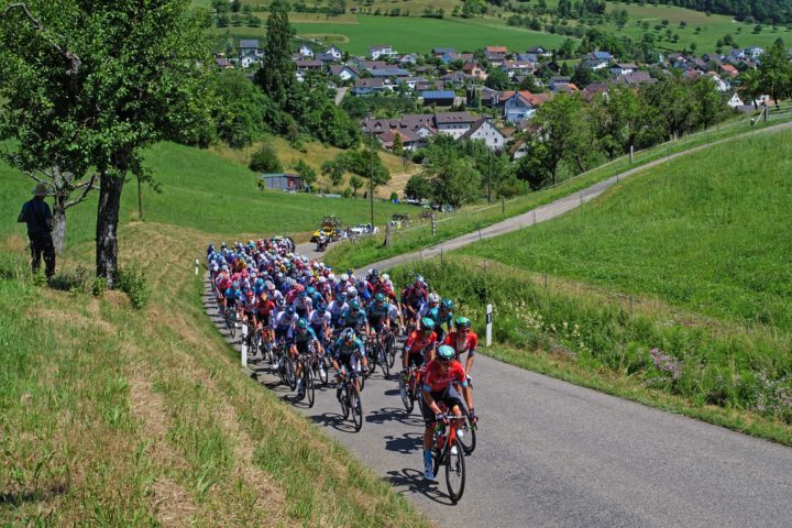 O Tour percorre um total de aproximadamente 3.600 km pelas belas paisagens da França.