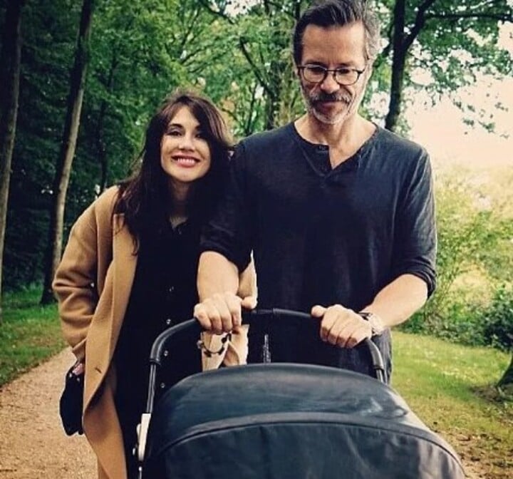 Pearce também teve um relacionamento com a atriz holandesa Carice van Houten (“Game of Thrones”), com quem teve um filho em 2016. 
