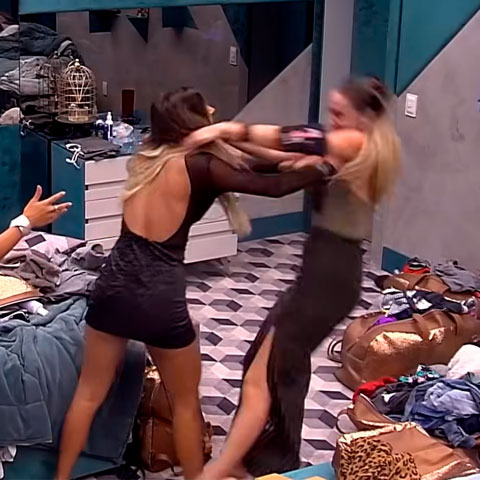 Também no BBB 19, mas já nos últimos dias, Hariany Almeida, então finalista do programa, foi expulsa por ter empurrado Paula durante uma briga após uma festa. 