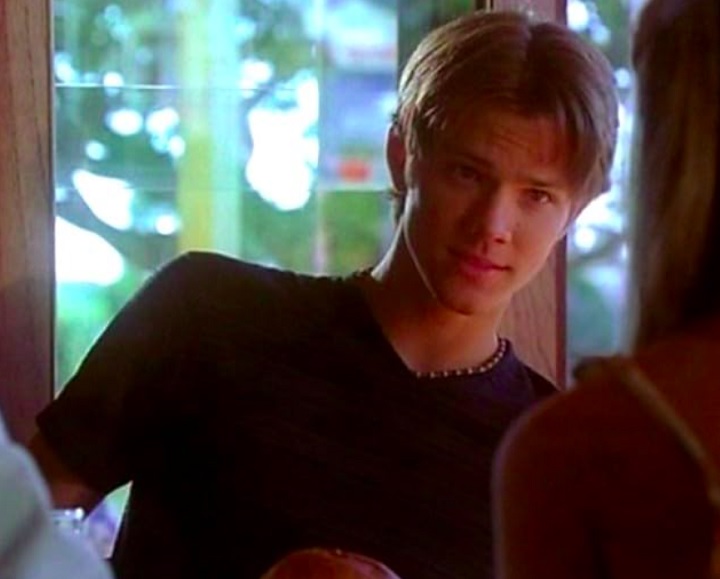 Ele iniciou sua carreira de ator ainda jovem, aos 12 anos, participando de diversas peças escolares. 