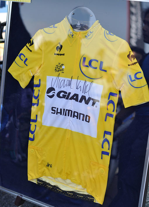 No Tour de France, os melhores ciclistas e equipes do mundo competem pelo famoso maillot jaune (camisa amarela), concedida ao ciclista com o menor tempo total ao final de todas as etapas.