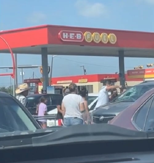 Só que neste caso o homem percebeu na hora. O pai se desesperou e procurou algum objeto para tentar quebrar o vidro do carro e retirar a criança. Ele começou a bater com força para destruir o vidro. 