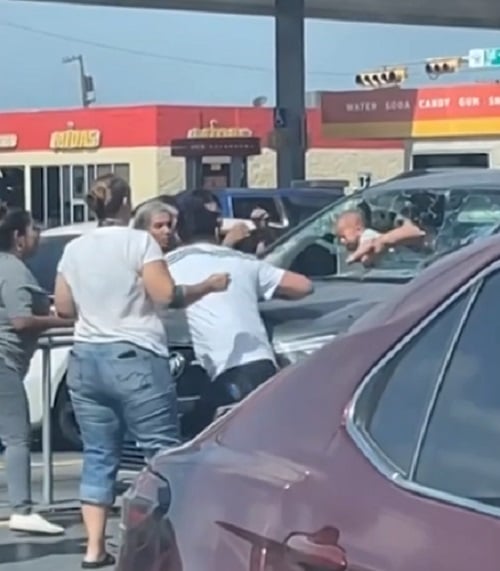 Várias pessoas que passavam na hora decidiram parar para prestar auxílio. O homem conseguiu abrir um buraco no vidro dianteiro do carro. 