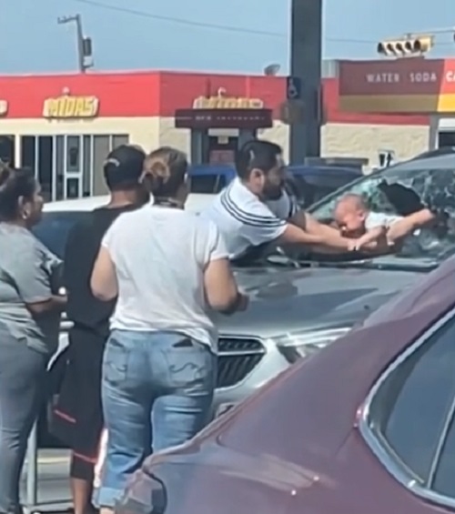 O buraco teve que ser grande o suficiente para que um adulto passasse e puxasse o bebê. Foi preciso ter muito cuidado para evitar ferimentos. 