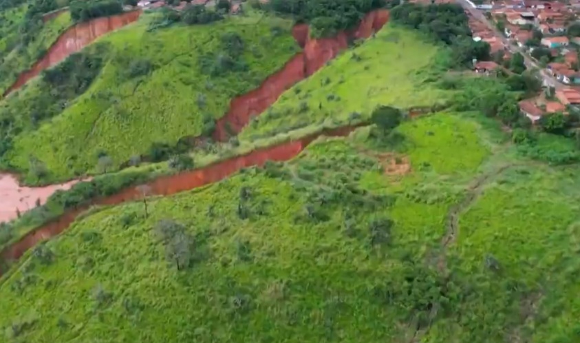 A região de mata , além das crateras já existentes, tem muitos trilhos de perda de vegetação que podem ceder de forma mais abrangente nas próximas chuvas intensas.