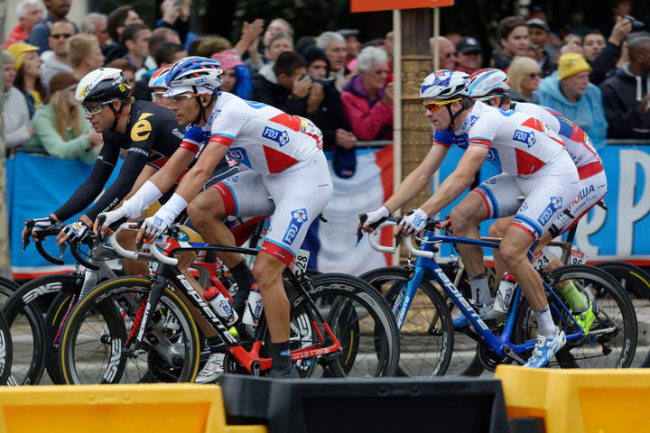 Além da classificação geral, há também outras competições dentro da corrida, como a classificação por pontos (camisa verde), a classificação de melhor escalador (camisa de bolinhas) e a classificação de melhor jovem (camisa branca).