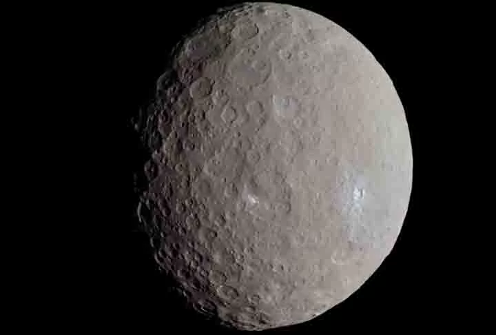 Além disso, o Ceres tem formato esférico e leva cerca de 4,6 anos para completar uma volta em torno do Sol. Ele tem uma superfície congelada, cheia de crateras, e, aparentemente, apresenta um núcleo rochoso.