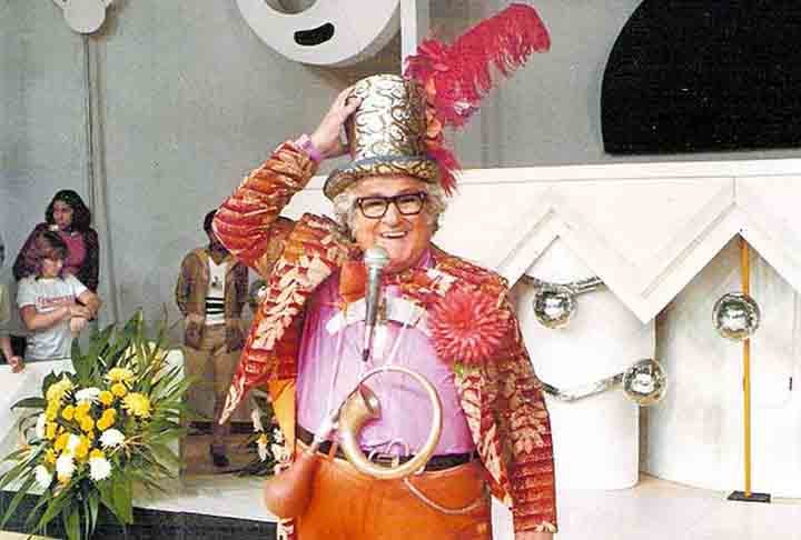 Outra peculiaridade do apresentador era o uso de uma buzina de mão para desclassificar calouros nos concursos musicais que promovia em seu auditório. 
