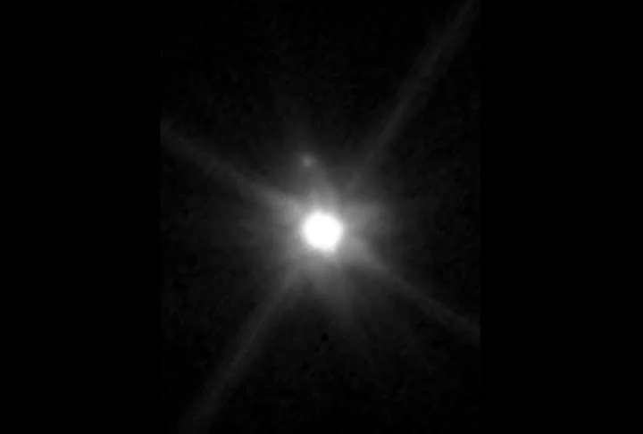 Makemake fica localizado no cinturão de Kuiper. Com dois terços da massa de Plutão e apresentando uma órbita bastante excêntrica, ele foi classificado como um planeta anão no ano de 2008.