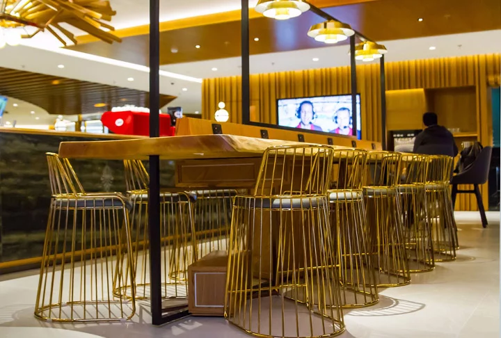 No começo, elas eram restritas aos clientes habituais de determinadas companhias aéreas, assim como àqueles que voam de primeira classe ou executiva. 