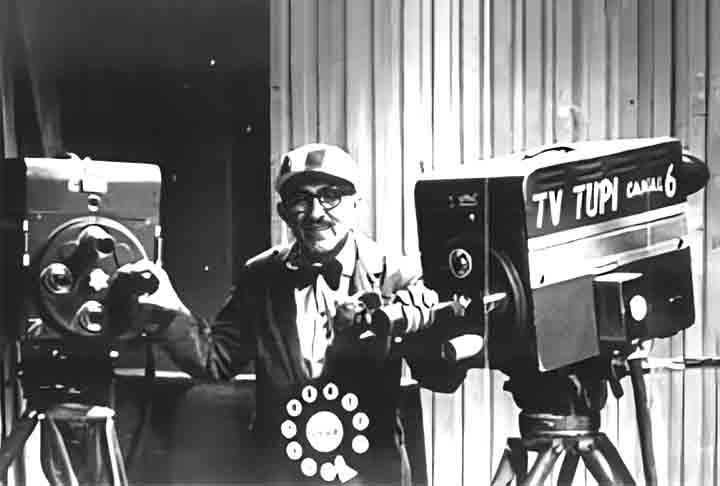 Nos anos 50, Chacrinha migrou para a televisão, meio em que se popularizou e estabeleceu um marco na comunicação. 
