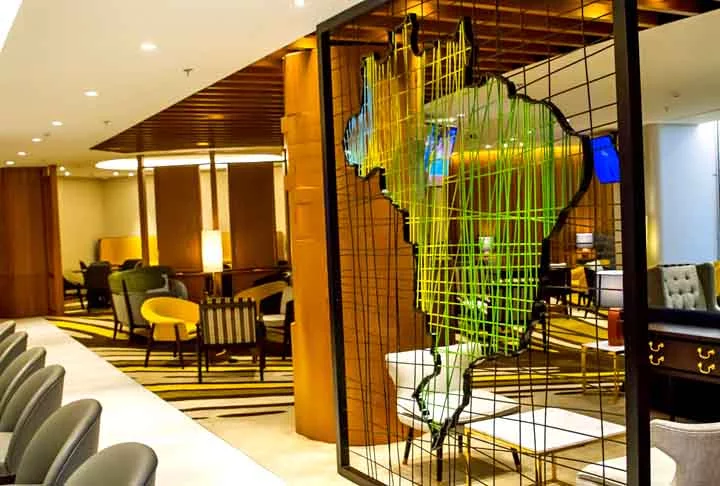 Atualmente, elas são acessíveis em outras situações, como em alguns programas de fidelidade, quando o passageiro se dispõe a pagar para ter esse conforto à espera do embarque ou via programas de cartão de crédito.