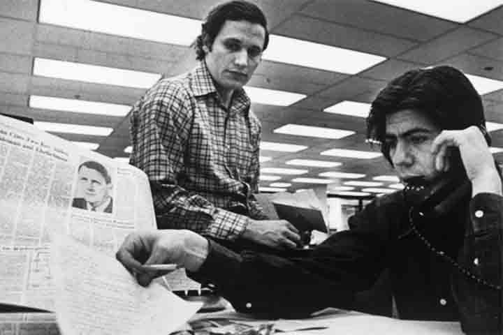 Nas investigações, os repórteres descobriram que um dos homens detidos na invasão recebeu um cheque de 25 mil dólares da campanha de Nixon. 
