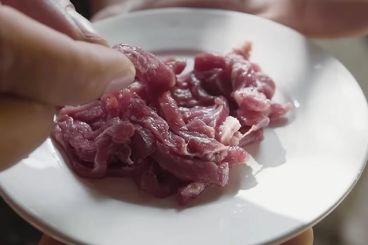 A carne da galinha Dong Tao é valorizada por sua textura macia, sabor rico e suculência, tornando-a uma iguaria apreciada por gourmets e entusiastas da culinária exótica.