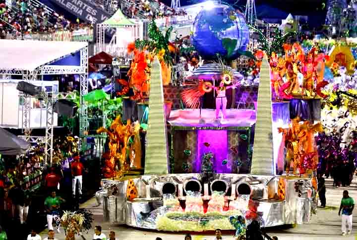 Os desfiles acontecem desde 1947. Com 24 títulos, a Mocidade Independente de Aparecida, atual campeã, é a maior vencedora do carnaval de Manaus.