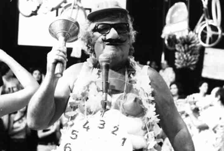 Entre 1957 e 1982, Chacrinha apresentou o programa de variedades “Discoteca do Chacrinha”, que passou por quatro emissoras diferentes: TV Tupi, Excelsior, Globo e Bandeirantes. 
