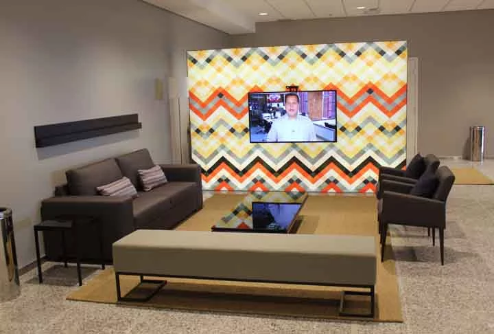 Já as salas mais luxuosas, para clientes com maior poder aquisitivo, contam com cama, espreguiçadeira e até sala de reunião. 