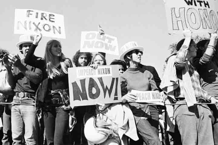 A obra, uma reconstituição do Caso Watergate e dos passos da investigação jornalística, liderou as vendas por longo tempo no mercado literário americano. 
