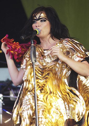 Björk - A cantora islandesa diz que acredita nela mesma e que, ao enfrentar um problema, não reza para nenhum Deus. Ela mesma resolve. 