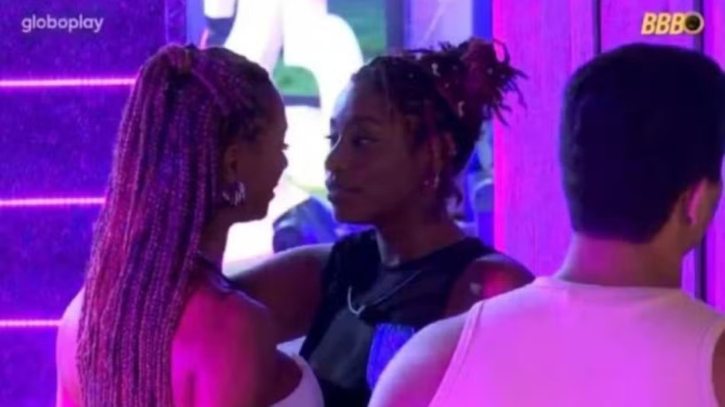 Beijo de Aline em Thamiris repercute dentro e fora da casa
 