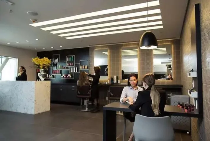 Nas salas VIP de alto padrão há serviços de spa, banho, massagem, salão de beleza, barbearia e outros. 