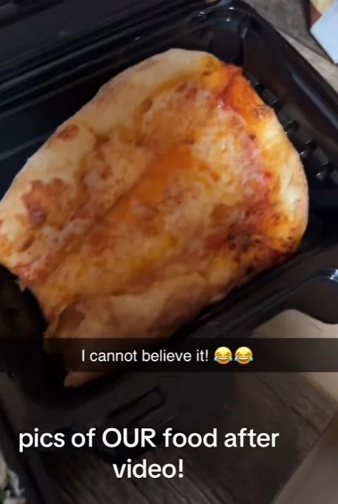 Uma cliente do restaurante “The Cheescake Factory” em Kansas City, nos Estados Unidos, teve uma surpresa desagradável ao levar o que sobrou da comida para casa. Ao abrir a embalagem, ela descobriu que não se tratava do mesmo prato que havia saboreado no estabelecimento. 
