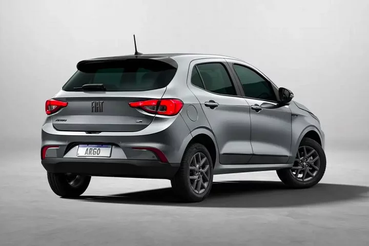 O Fiat Argo até se sai bem na estrada, mas seu desempenho em trajetos urbanos deixa a desejar.