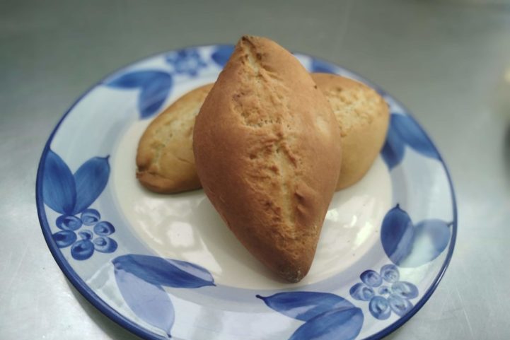 3) Marraqueta (Bolívia e Chile): Este pão é conhecido por sua crosta crocante e interior macio e areado. Também é conhecida como pan batido ou pan francés em algumas regiões. 