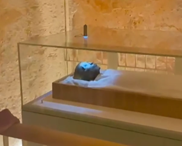 Mas tornou-se o mais emblemático por ser o primeiro cuja tumba foi descoberta intacta nos tempos modernos, pois as anteriores haviam sido remexidas durante séculos.