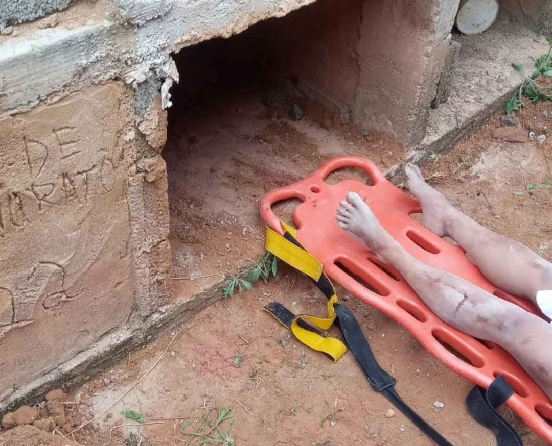 Ela estava com traumatismo craniano e cortes no couro cabeludo, além de fratura no braço. A mulher disse que foi punida porque perdeu drogas e armas que estavam com ela. 