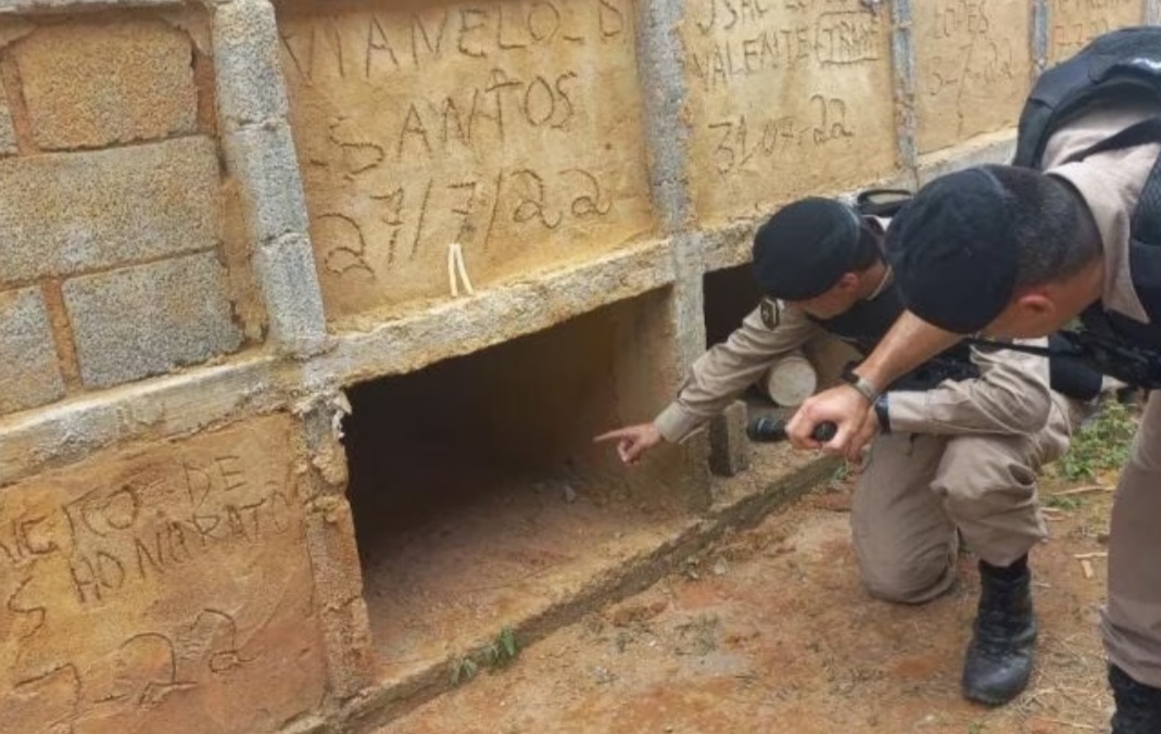 A CNN divulgou informações da Polícia de MG na ocasião. A mulher de 36 anos foi resgatada viva na manhã de 28/3/2023 de dentro de um túmulo.