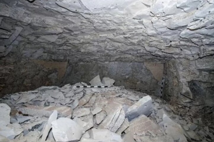 O túmulo do faraó Tutmés II era o único dos monarcas da 18ª Dinastia do Egito que ainda não havia sido identificado. Inicialmente, os arqueólogos supunham que o sepulcro situado no monte Tebas, a oeste da cidade de Luxor, pertencesse a uma esposa de faraó, mas a presença de artefatos funerários e inscrições com o nome de Tutmés II, mudaram os rumos do trabalhos.
