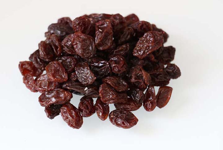 Passas - São uvas desidratadas. Elas são uma boa fonte de fibras, vitamina K e potássio. As passas podem ser consumidas como lanche, adicionadas a cereais ou saladas, ou usadas em receitas de sobremesas.