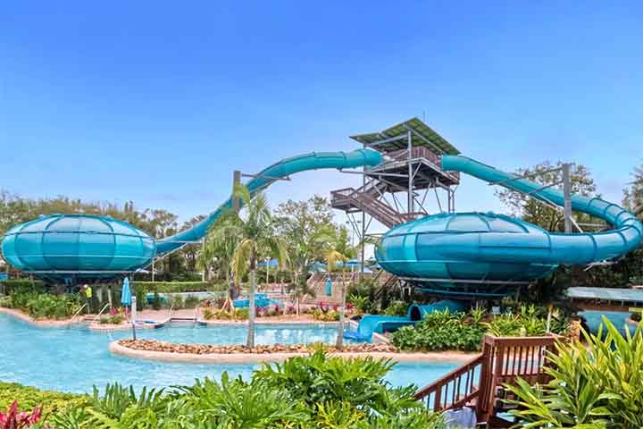 No caminho, os visitantes ficam rodeados de arraias, baleias, cardumes coloridos, plantas marinhas, tartarugas e até tubarões. Com ajuda de projeções nas paredes internas, o brinquedo leva os aventureiros a um mundo subaquático.