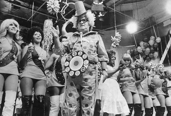 Em seu programa, Chacrinha atirava pedaços de bacalhau na plateia. E havia um motivo por trás desse humor.