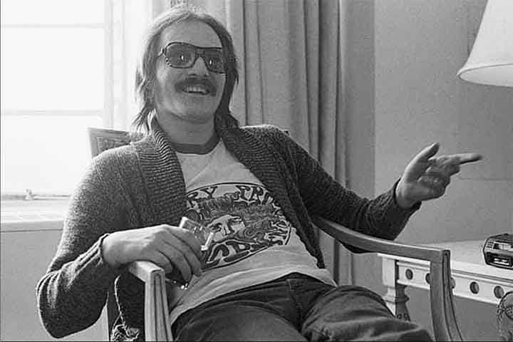 “Alguém que era conhecido como um dos maiores vocalistas de sua geração, com uma voz tão viva, teria o coração partido se pudesse testemunhar isso. É apenas por dinheiro, não por arte ou apreciação”, completou.
