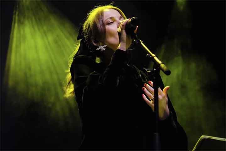 Os três irmãos de Mollie Marriott e os ex-companheiros de banda do guitarrista assinaram documento reforçando a oposição ao projeto. 
