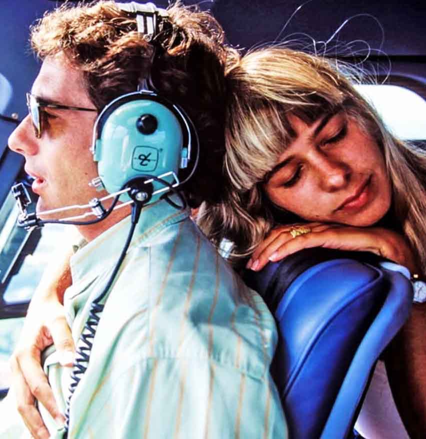 Quando Ayrton Senna morreu em acidente no GP de San Marino, em Ímola na Itália, em 1/5/1994, ele namorava Galisteu há um ano e meio. 
