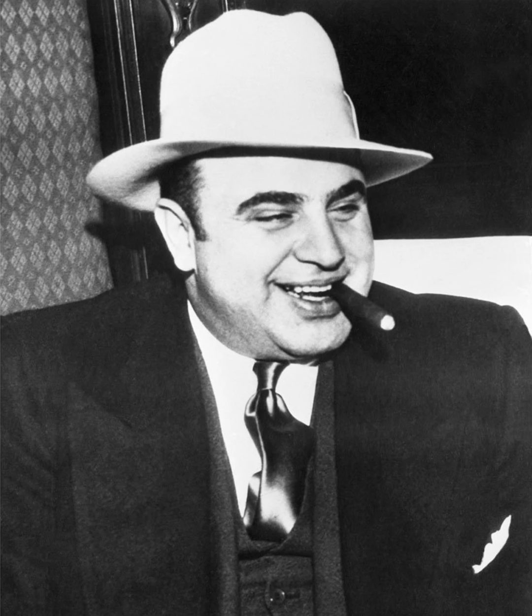 Alcatraz ficou conhecida por abrigar alguns dos criminosos mais perigosos dos EUA, como Al Capone (foto), Robert Stroud (O Homem Pássaro de Alcatraz) e Frank Morris.
