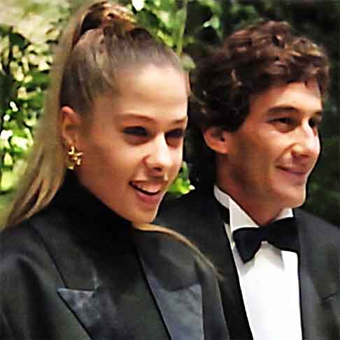 Sucesso no streaming, a série “Senna” (Netflix) foi alvo recente de debates acalorados nas redes sociais por uma questão específica: o pouco espaço dado no roteiro ao relacionamento do ídolo brasileiro com a apresentadora Adriane Galisteu. 
