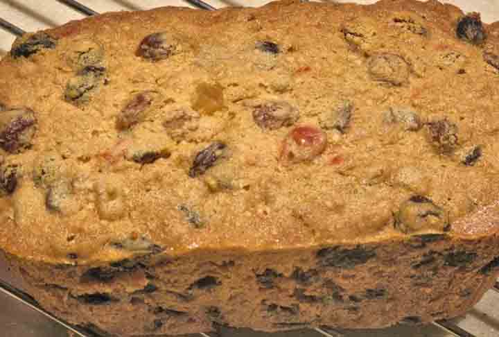 Bolo de frutas secas - São clássicos em diversas culturas. Eles podem incluir uma mistura de passas, figos, tâmaras e outros frutos secos, proporcionando um bolo rico e suculento.