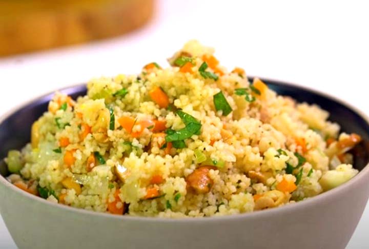 Cuscuz Marroquino - O famoso cuscuz marroquino muitas vezes é preparado com frutas secas, como tâmaras e ameixas, adicionando um toque doce e agridoce ao prato.