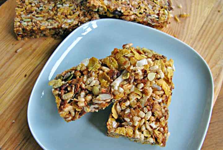 Barra de granola - As barras de granola comuns, que são vendidas em qualquer supermercado e lojas de produtos naturais, muitas vezes contêm uma variedade de frutas secas para adicionar sabor e nutrientes.