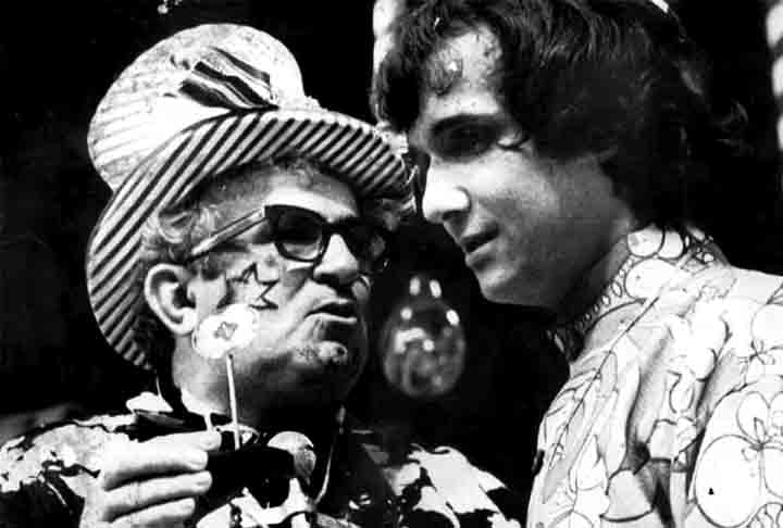 Em 1966, Chacrinha coroou o cantor Roberto Carlos em seu programa na extinta TV Excelsior. Desde então, o artista, recordista de venda de discos no Brasil, passou a ser chamado de Rei Roberto Carlos.
