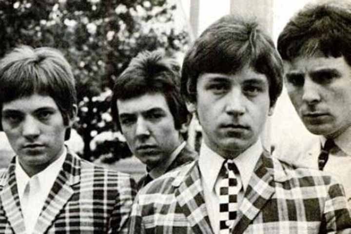 O artista inglês teve sua primeira banda aos 12 anos. Entre 1965 e 1968, ele fez parte da The Small Faces, à qual retornou para um novo período, de 1975 a 1978. 

