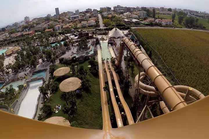 Spacemaker: Fica em Venezia, Itália, no parque aquático Aqualandia. É do tipo de inclinação de jangada em queda livre em linha e tem altura de 40,23 metros, assim como velocidade brusca de 100 km/h.
