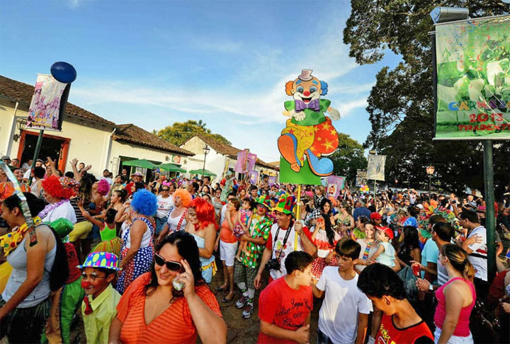 O Carnaval em Minas Gerais é uma festa popular com blocos de rua, desfiles de escolas de samba, bailes e concursos musicais. Cidades como Belo Horizonte, Tiradentes e Ouro Preto são tomadas pelos foliões, com muita alegria e música.