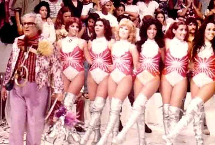 Em seus programas, o apresentador contava com assistentes de palco chamadas “chacretes”. Algumas delas ficaram famosas, casos de Rita Cadillac, Vera Furacão e Índia Potira. 
